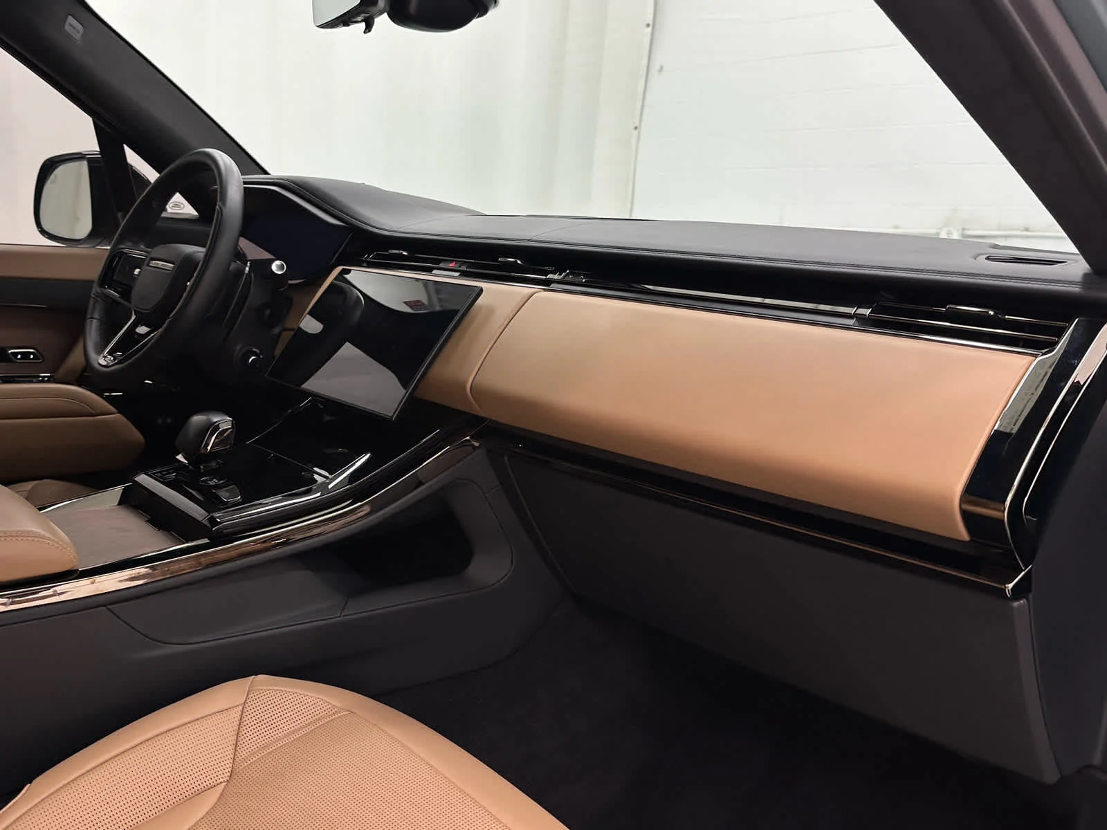 Used 2025 SV BESPOKE MATTE GREEN Land Rover SV Edition Two image 16