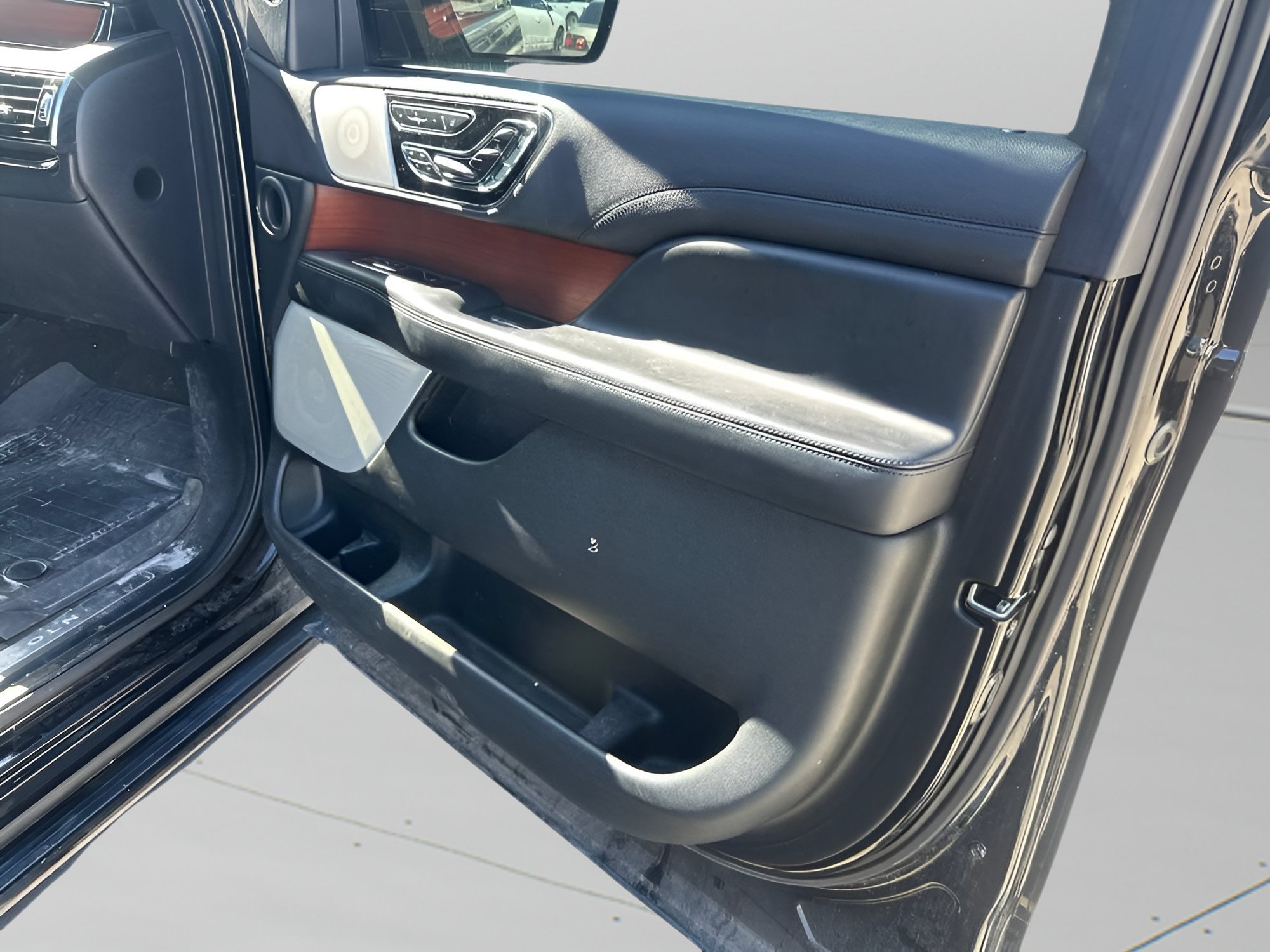Used 2020 Black Lincoln Reserve image 22