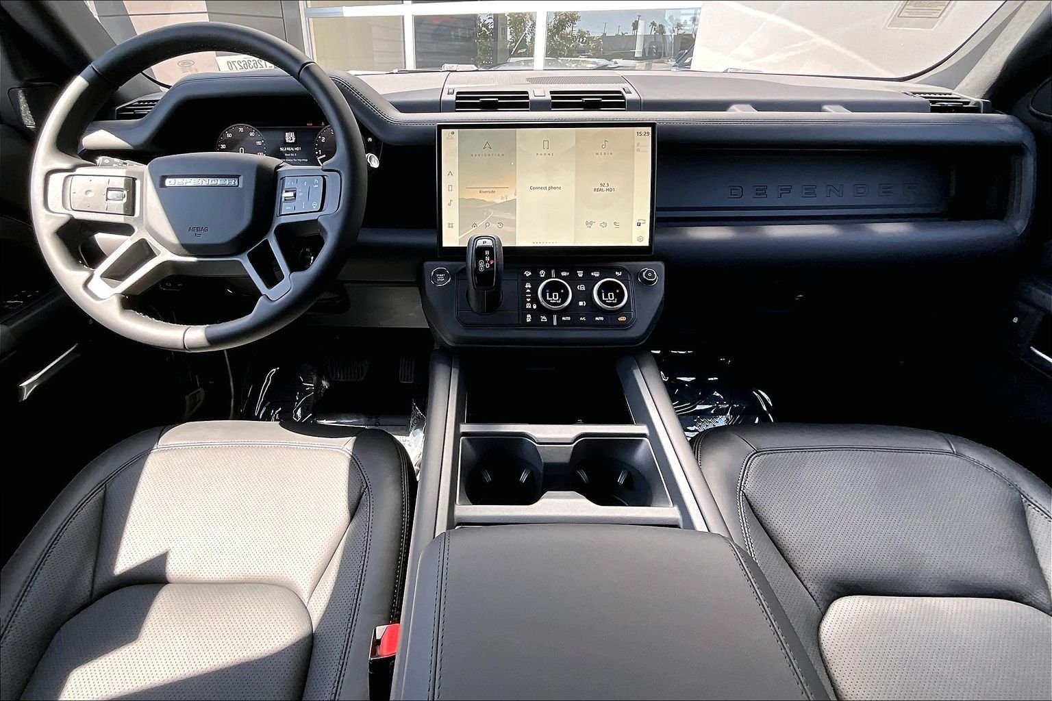 New 2026 Santorini Black Land Rover X-Dynamic SE image 5