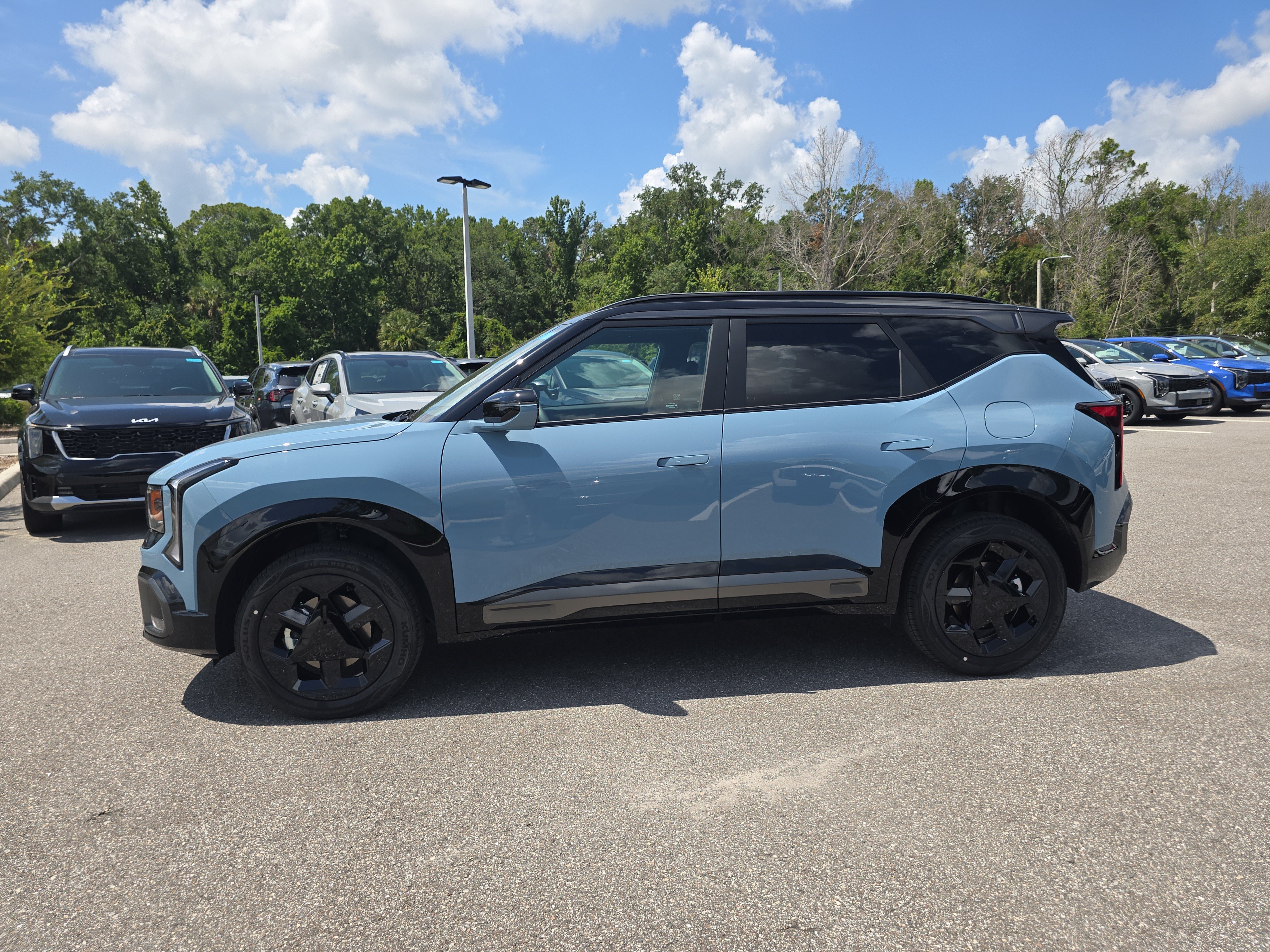 New 2027 Frost Blue / Black Roof Kia X-Line S image 5