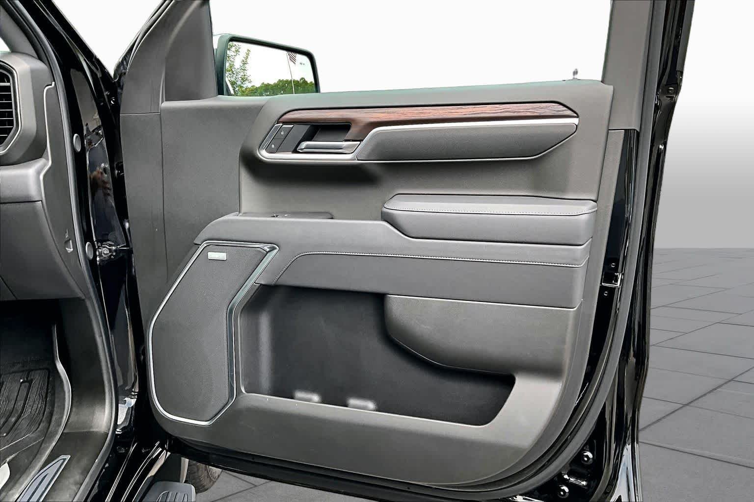 Used 2025 Onyx Black GMC SLT image 23