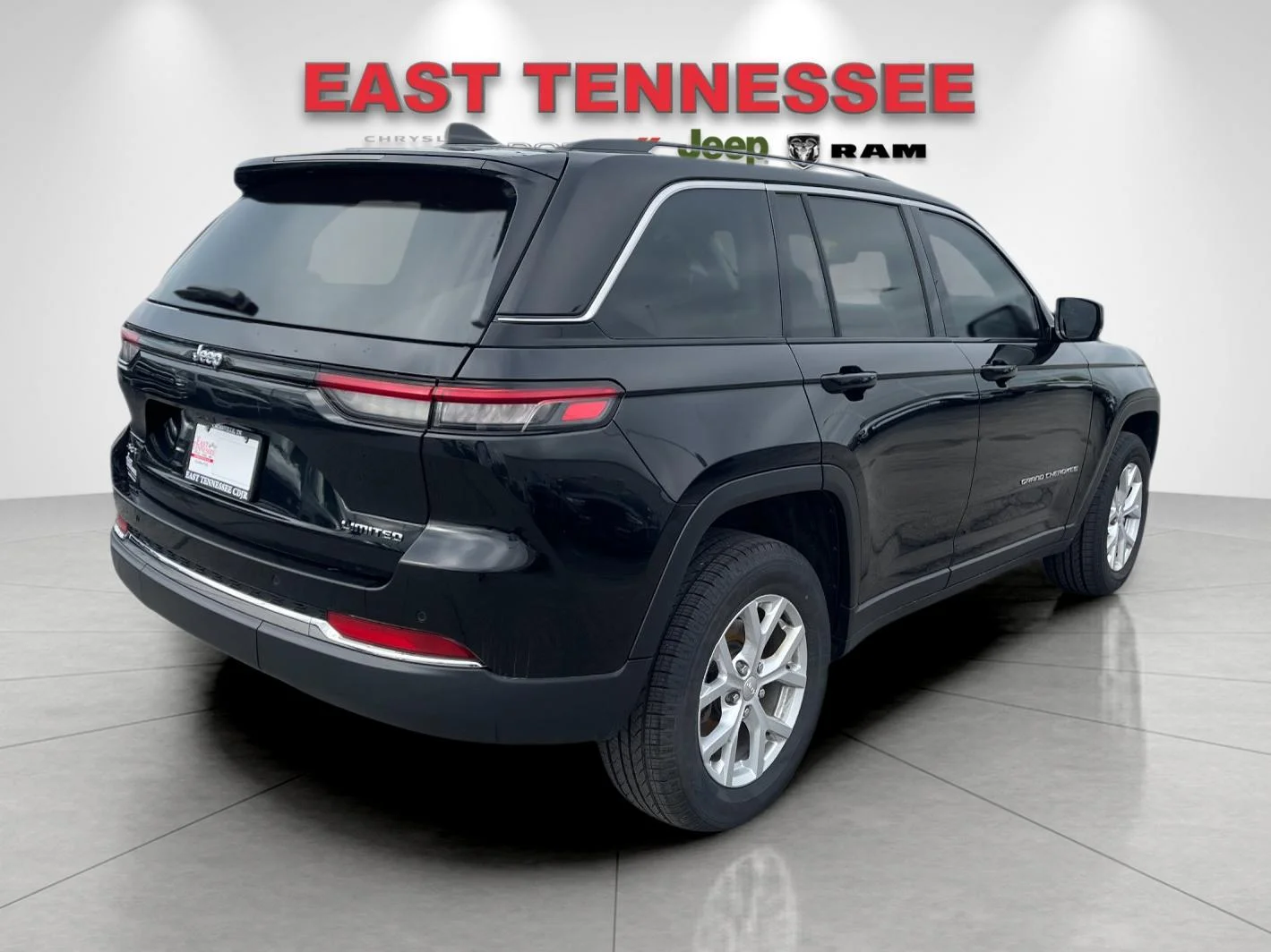 Used 2023  Jeep Limited image 3