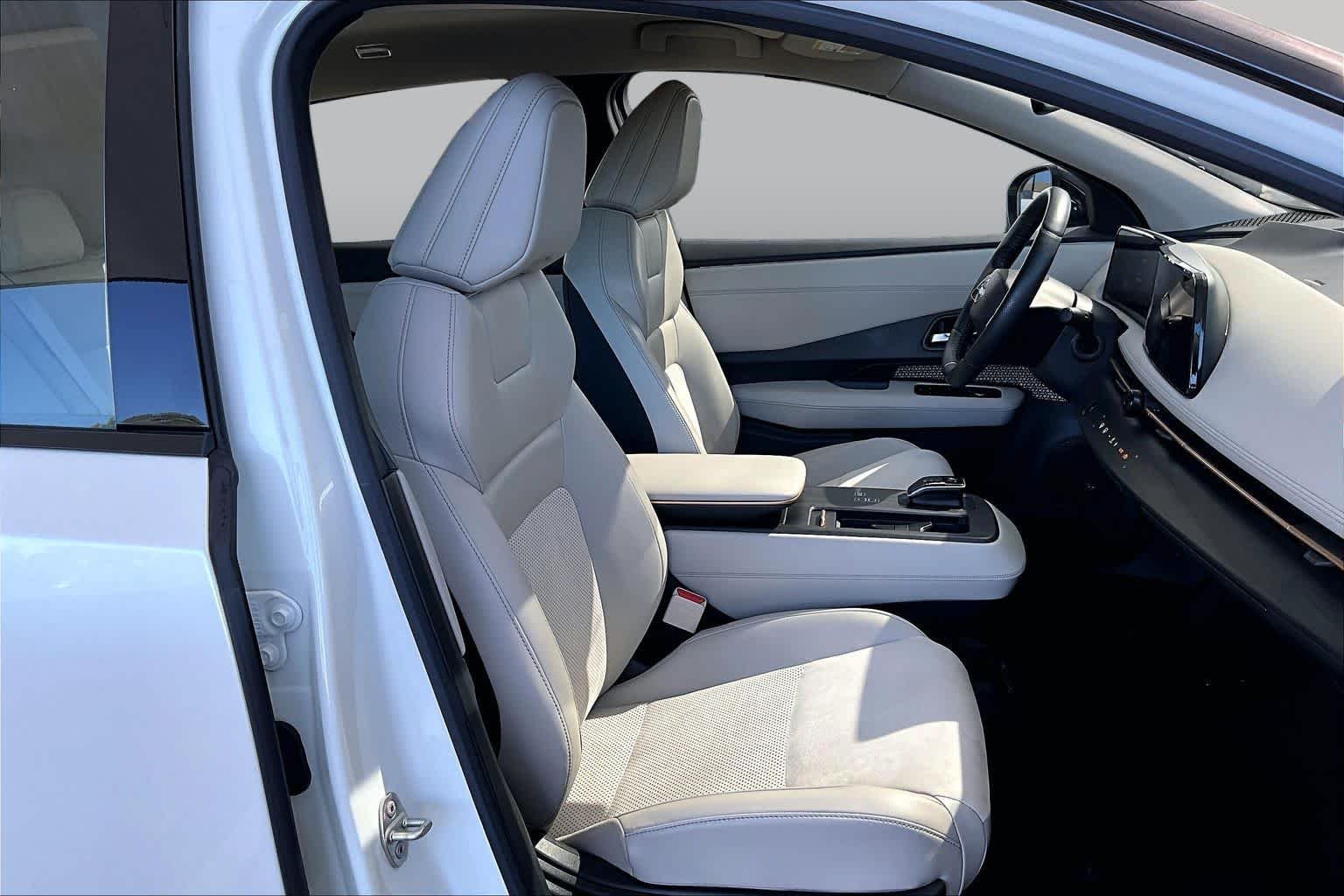 Used 2023 Everest White Pearl Tricoat/Black Diamond Pearl Nissan ENGAGE image 8