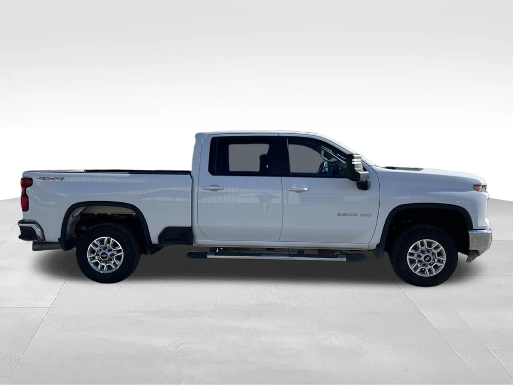 Used 2025 Summit White Chevrolet LT image 4