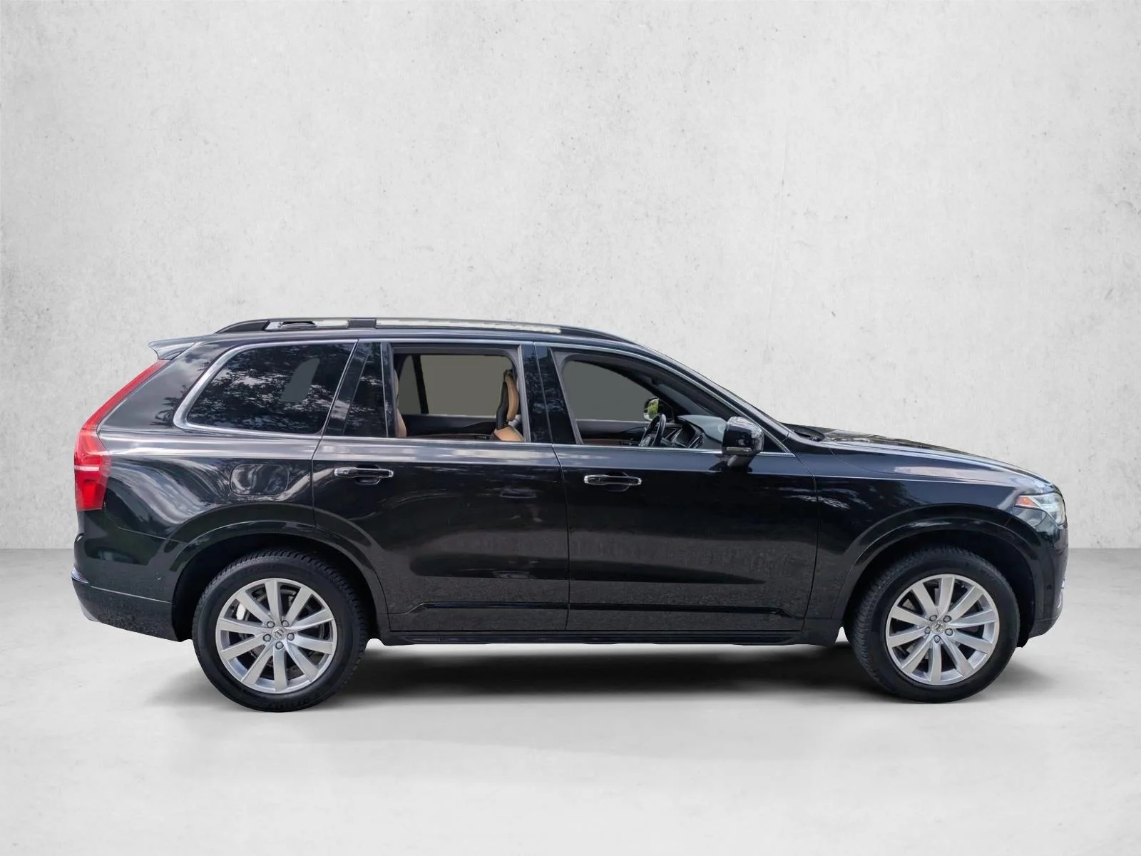 Used 2018 Onyx Black Metallic Volvo Momentum image 3
