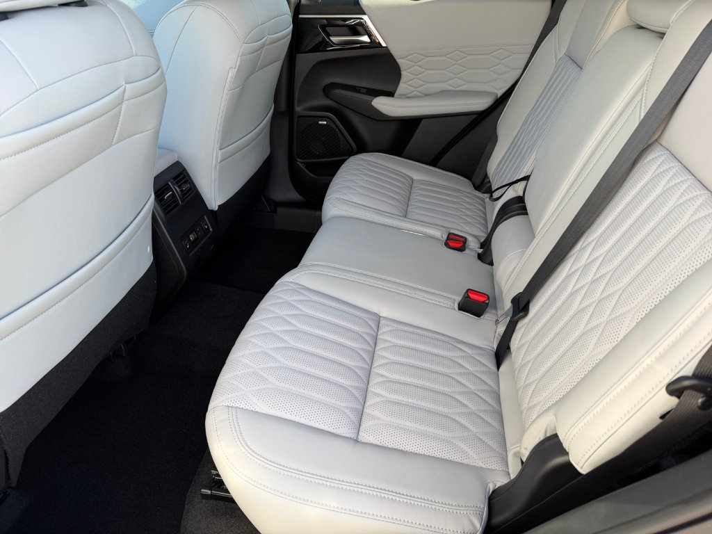 New 2026 White Diamond Mitsubishi SEL image 11