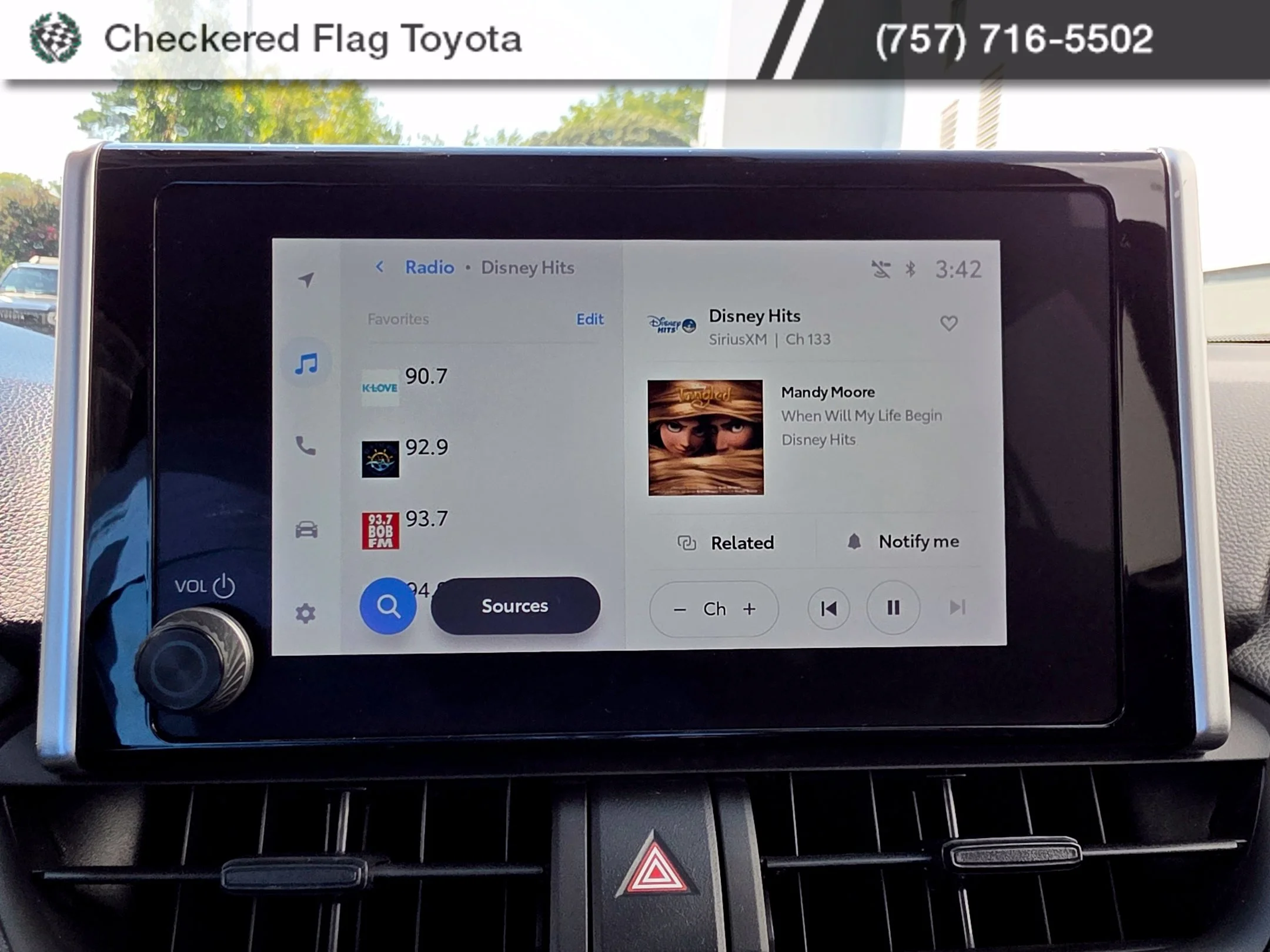 Used 2025 Silver Sky Metallic Toyota XLE image 21