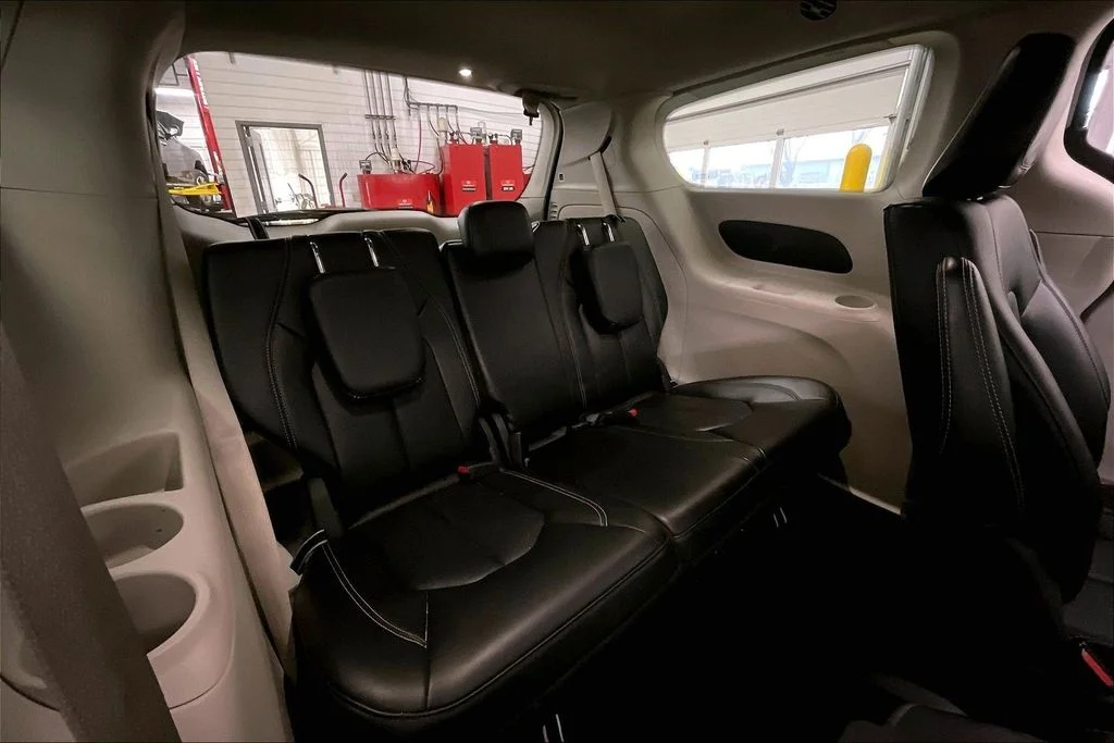 Used 2024 White Chrysler Select image 32
