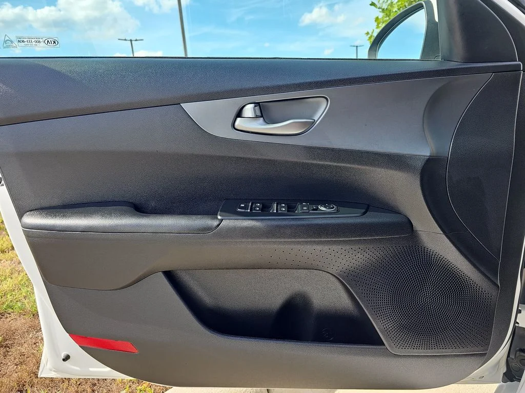 Used 2021 White Kia LXS image 26