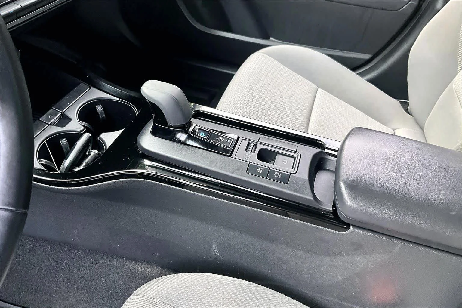 Used 2024 Wind Chill Pearl Toyota LE image 15