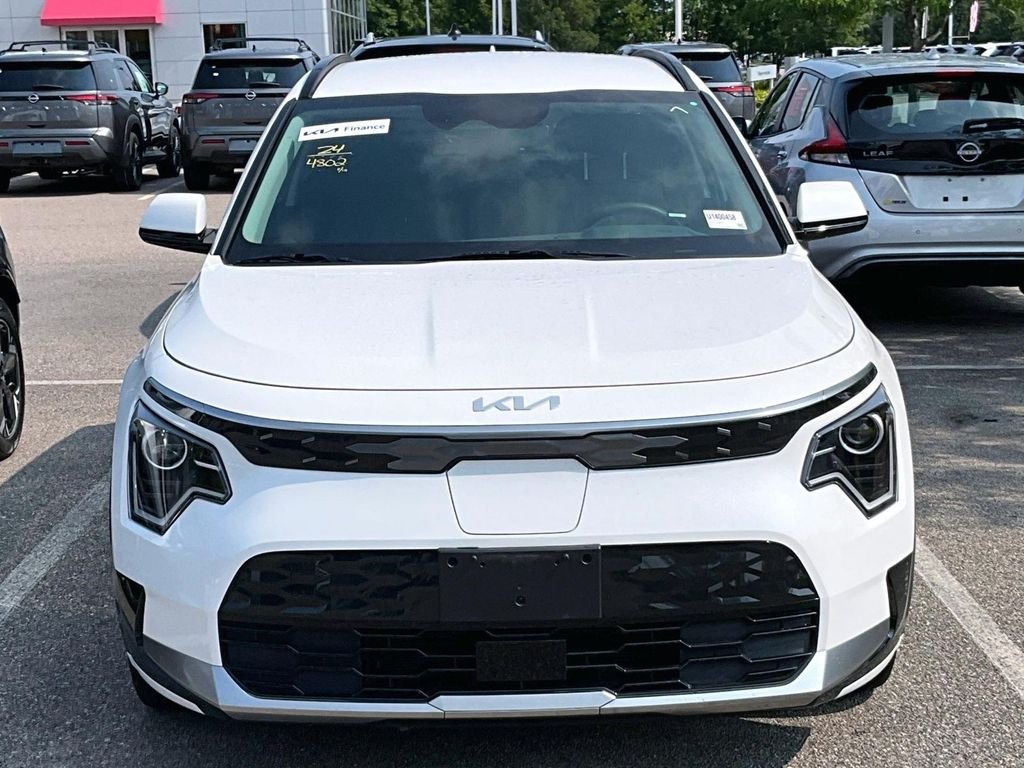 Used 2024 White Kia Wind image 2