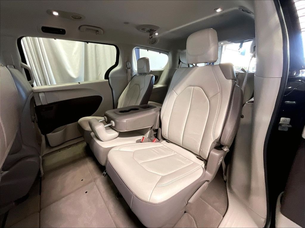 Used 2017 Black Chrysler Touring L image 15