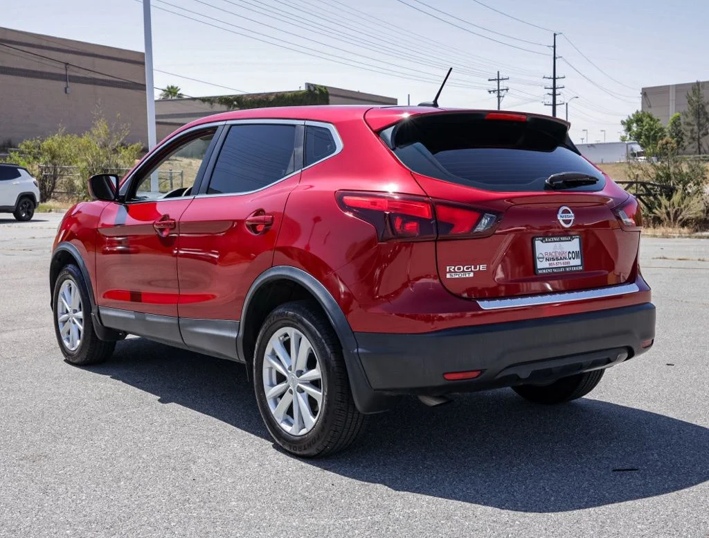 Used 2018 Red Nissan S image 5