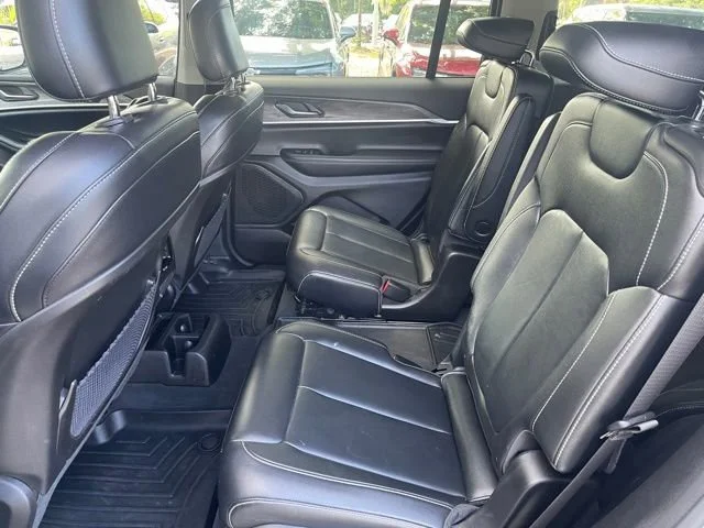 Used 2023  Jeep Limited image 8