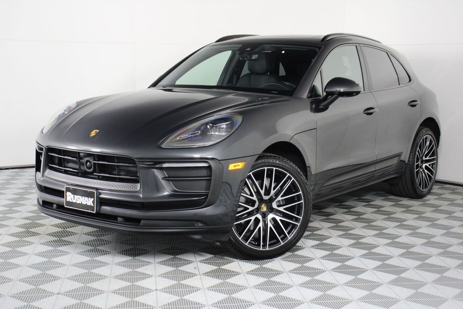 2026 Porsche Macan -'s photo