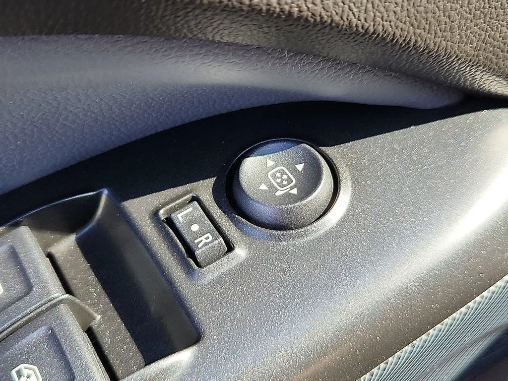 Used 2015 RED ROCK METALLIC Chevrolet 4WD Z71 image 26