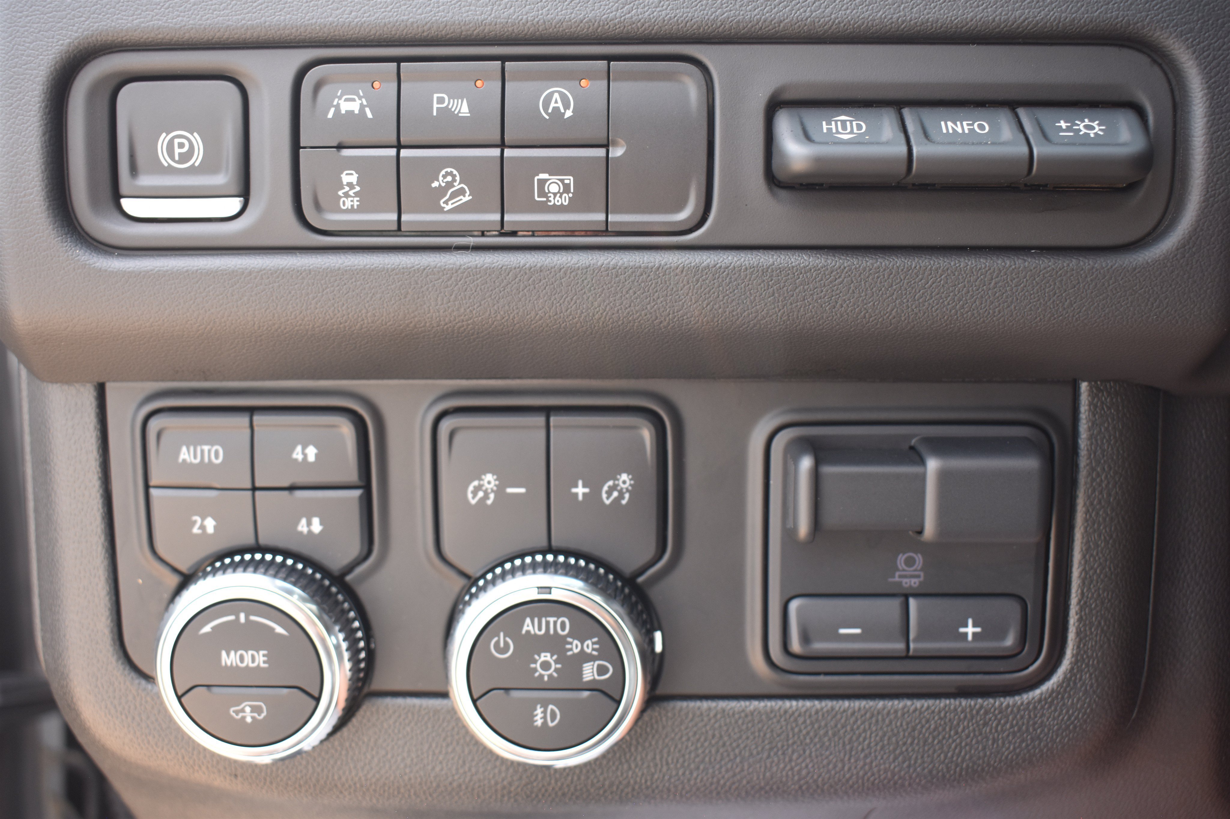 2024 GMC Yukon AT4 - Photo 33