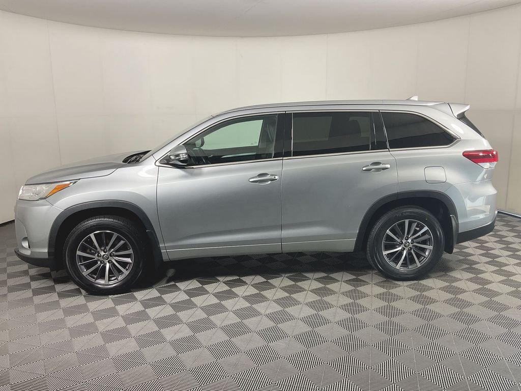 Used 2017 Silver Toyota XLE image 5