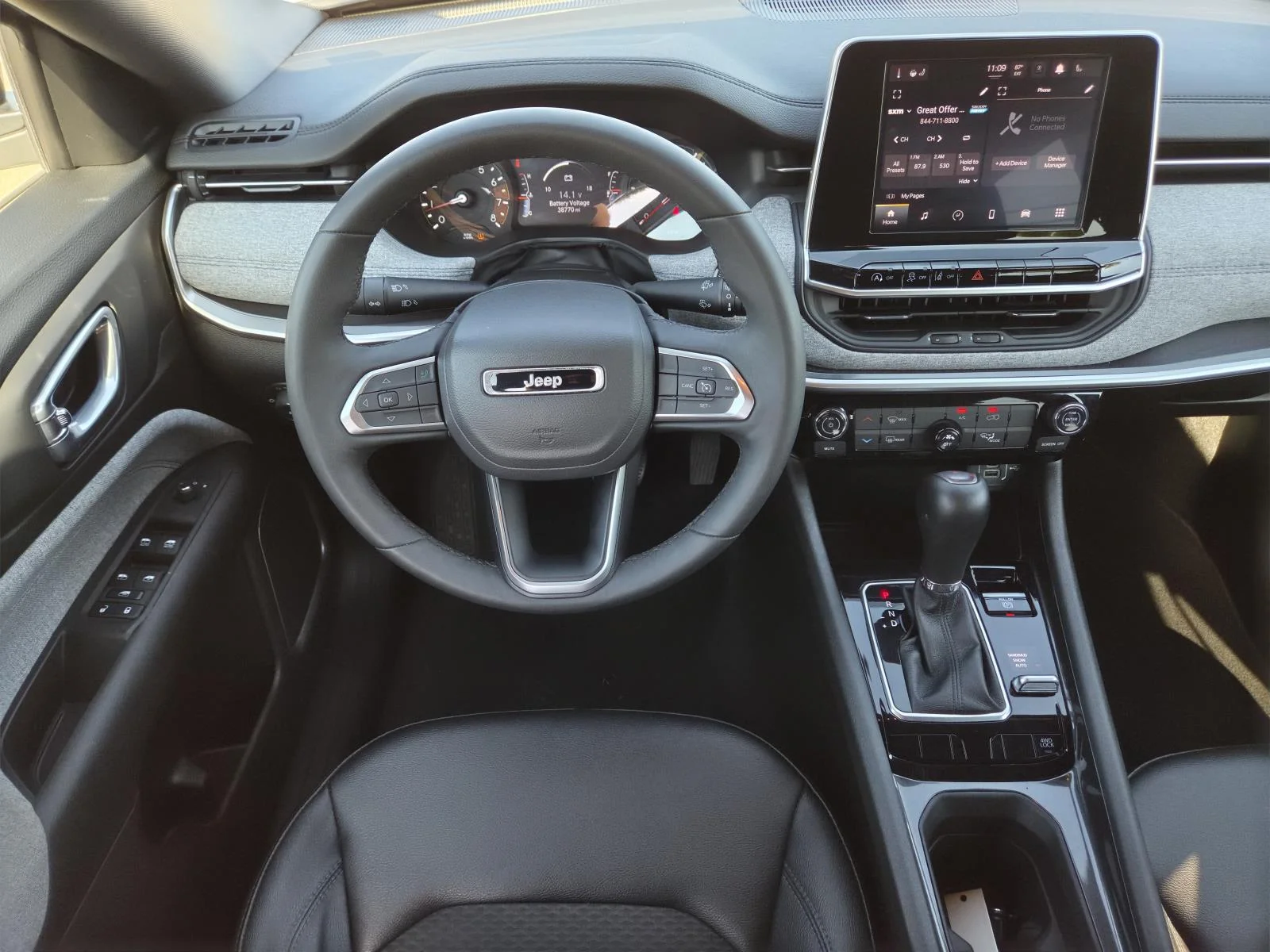 Used 2025 White/off-white Jeep Latitude 4x4 image 11