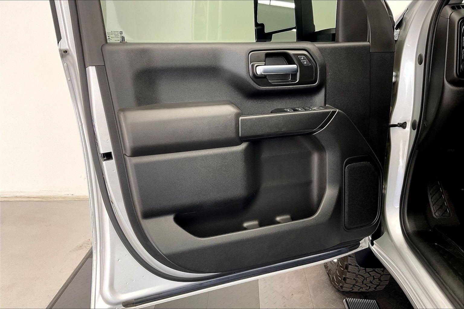 Used 2022 SILVER ICE METALLIC Chevrolet Custom image 25