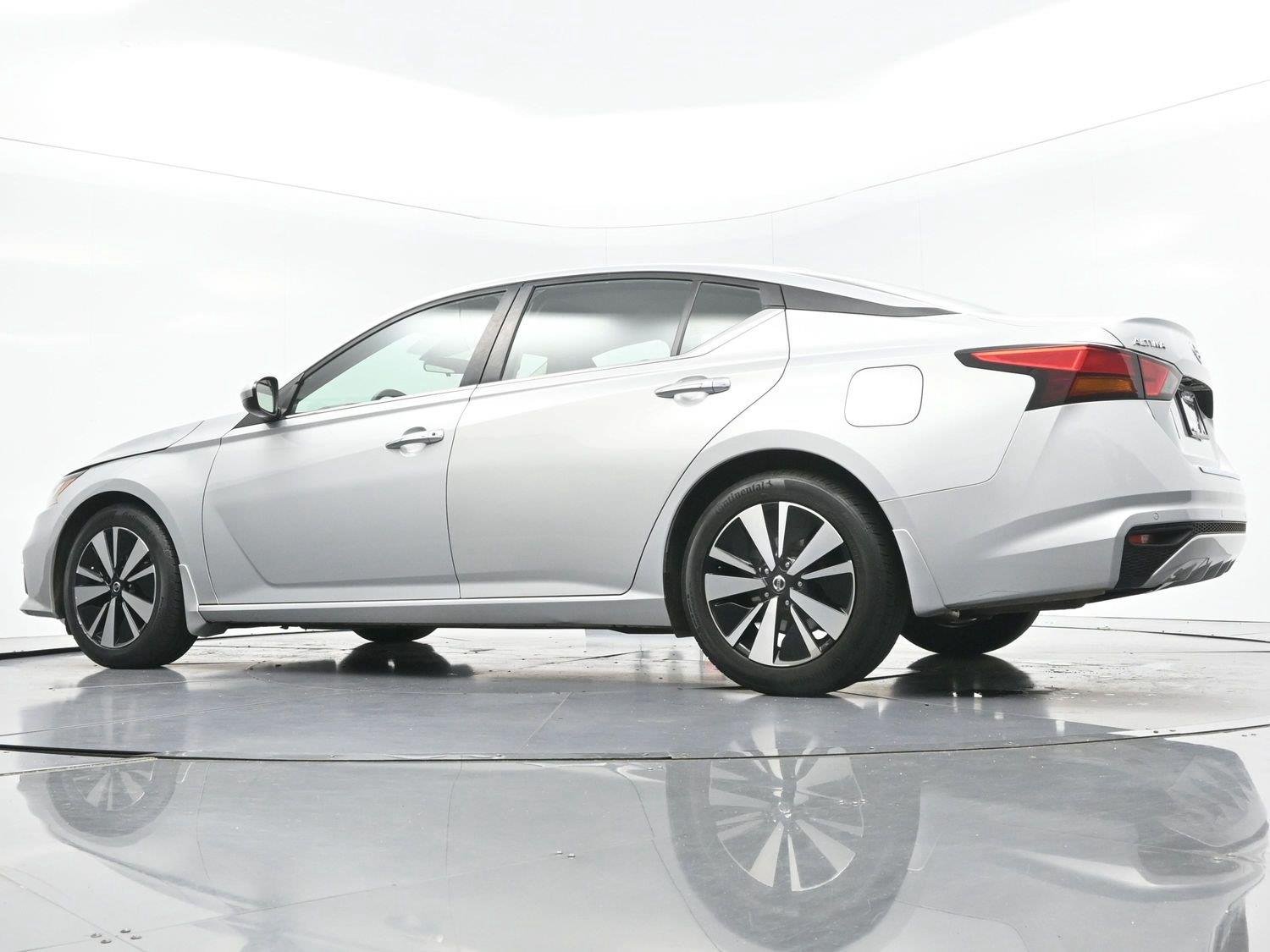 Used 2022 Brilliant Silver Metallic Nissan 2.5 SV image 42