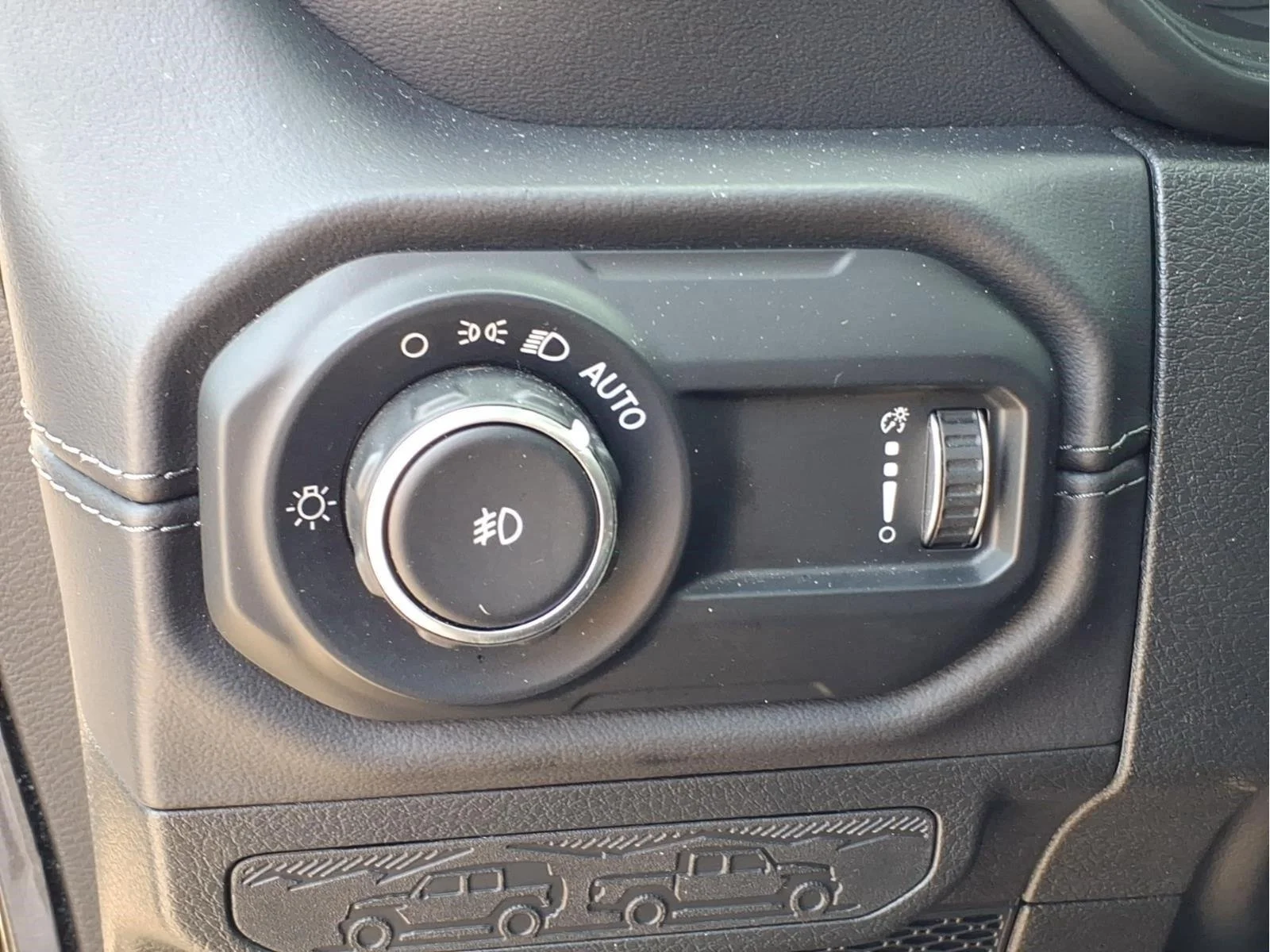 Used 2025 Granite Crystal Metallic Clearcoat Jeep Sahara image 20