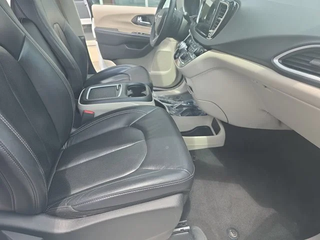 Used 2022 White Chrysler Touring L image 11