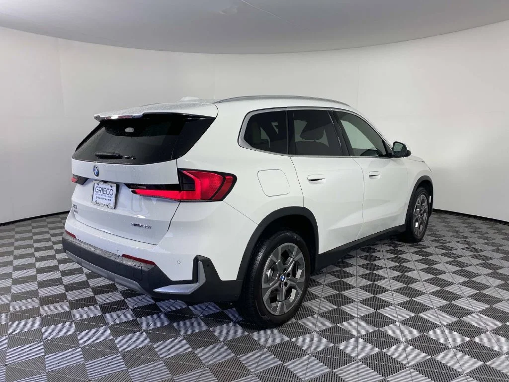 Used 2023 Alpine White BMW xDrive28i image 8