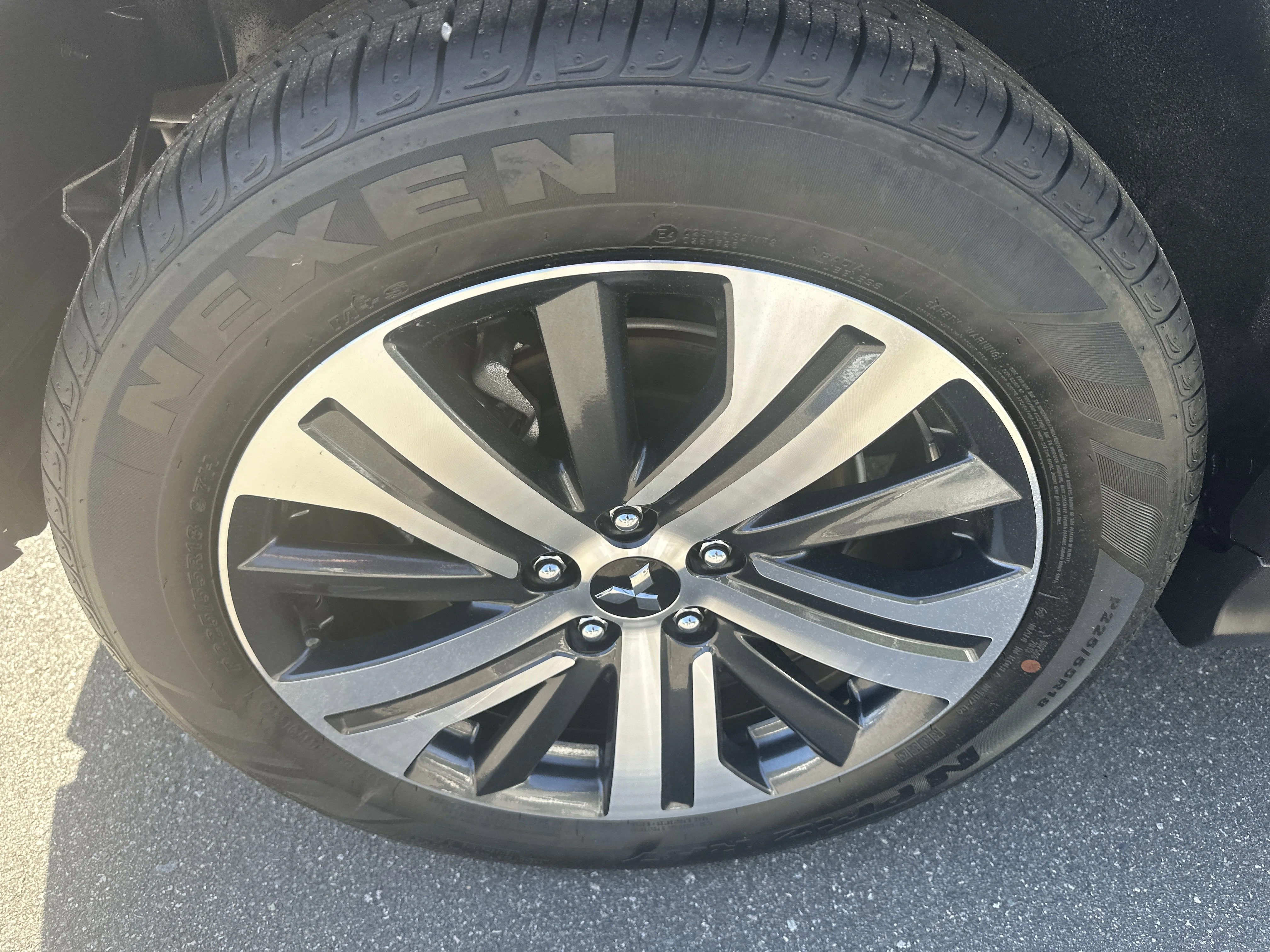 Used 2025  Mitsubishi ES image 28