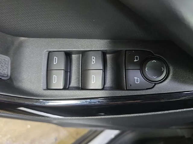 Used 2025 Summit White Chevrolet LT image 31