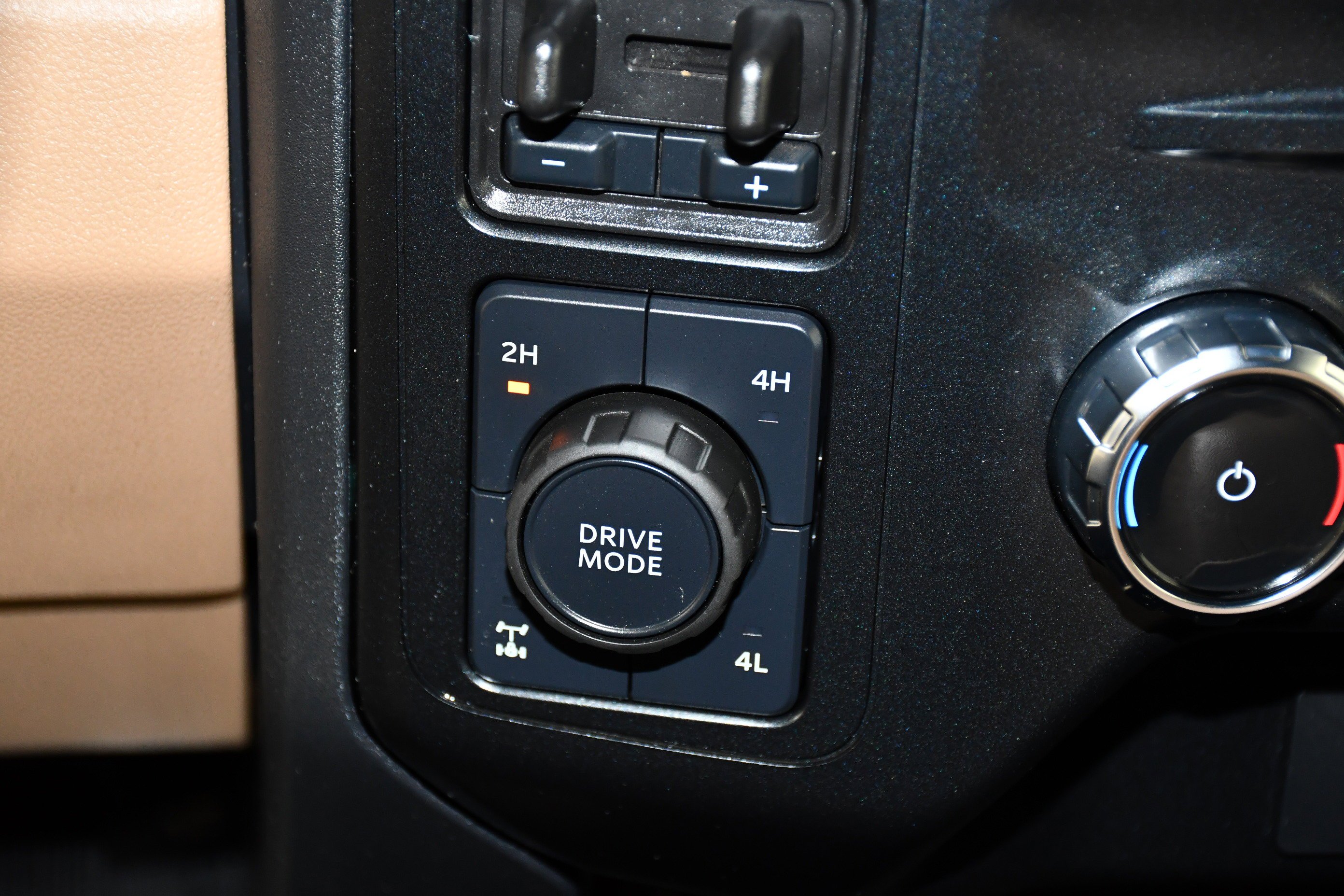 Used 2024 Gray Metallic Ford LARIAT image 32