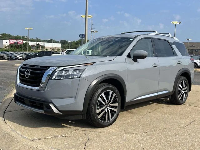 Used 2025 Gray Nissan Platinum image 7