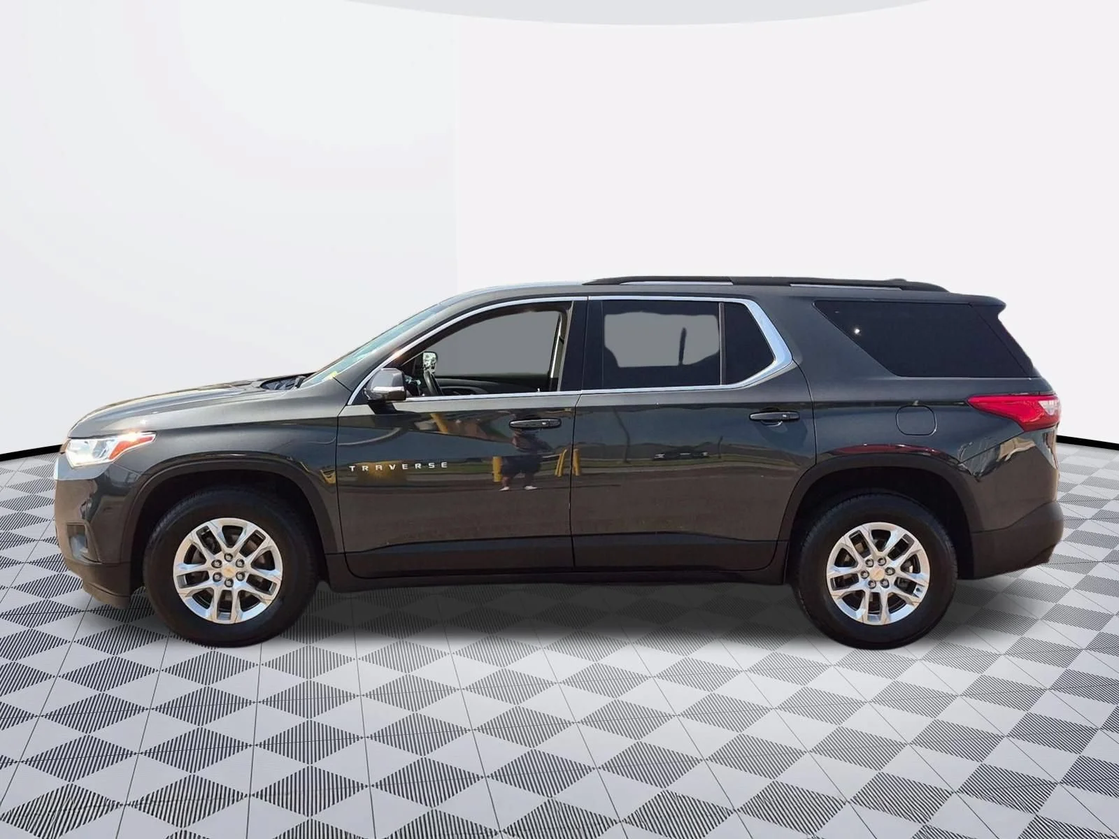 Used 2019 Graphite Metallic Chevrolet LT Cloth image 4