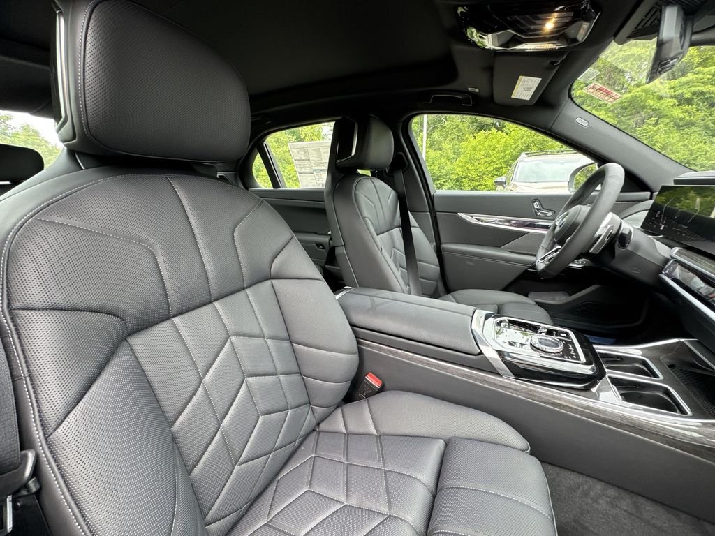 Used 2026 Alpine White BMW 760i xDrive image 27