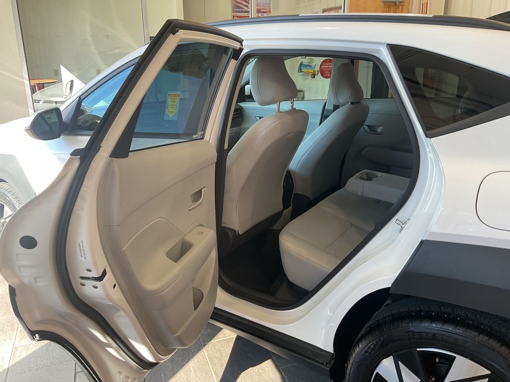 Used 2025 White Hyundai SEL image 27
