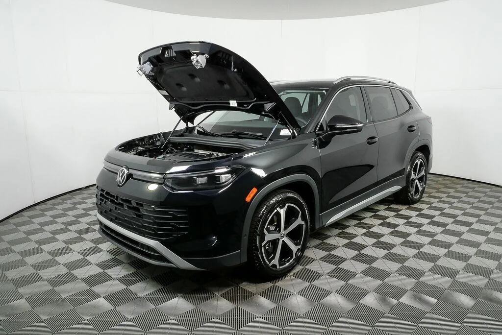 New 2026 Deep Black Pearl Volkswagen SE image 34