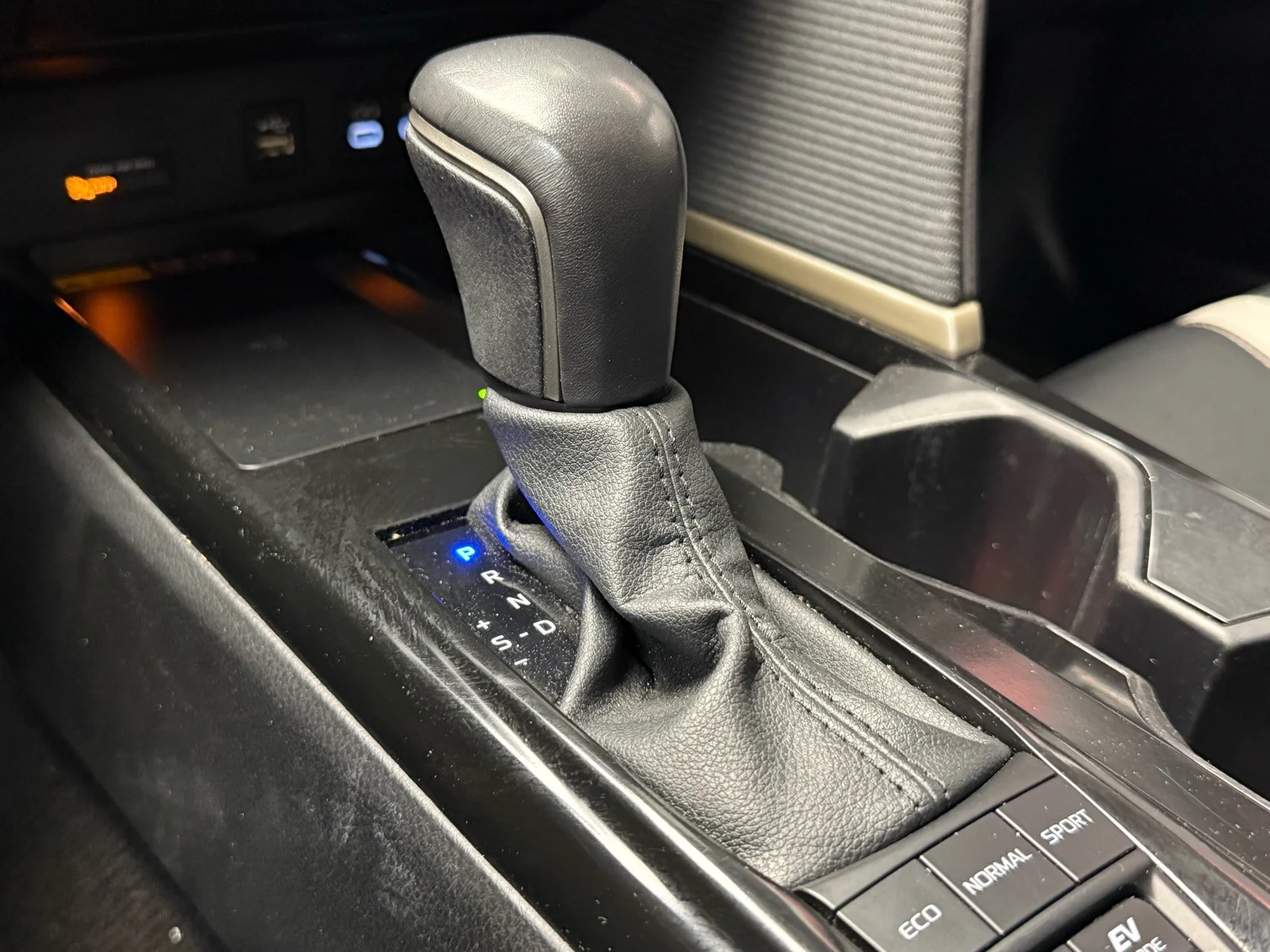 Used 2025 Midnight Black Metallic (218) Toyota SE image 17