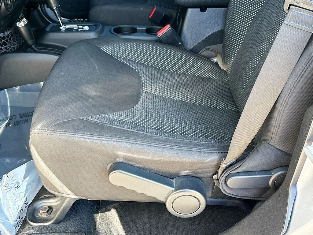 Used 2016 Billet Silver Metallic Clearcoat Jeep Black Bear image 16