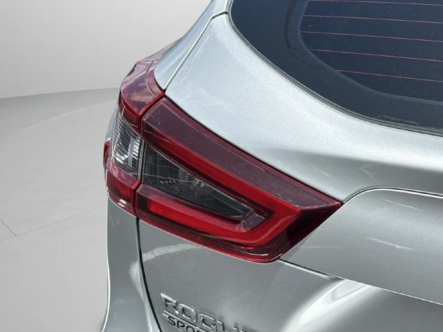 Used 2021 Silver Nissan SL image 18