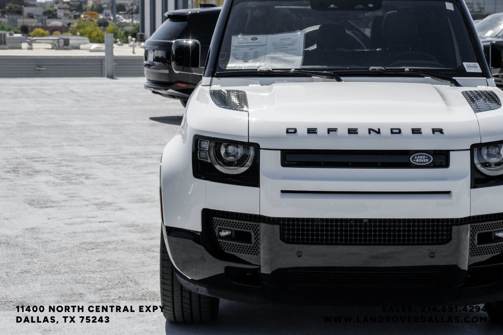 Used 2025 White Land Rover X-Dynamic SE image 54
