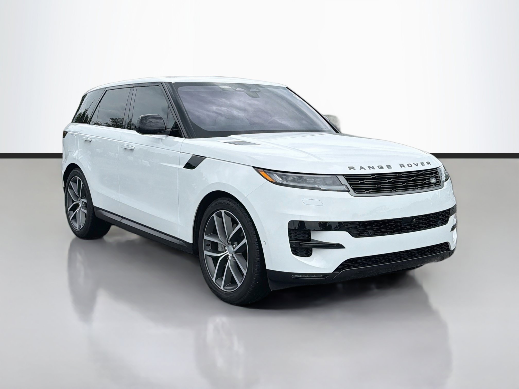Used 2023 White Land Rover SE image 7