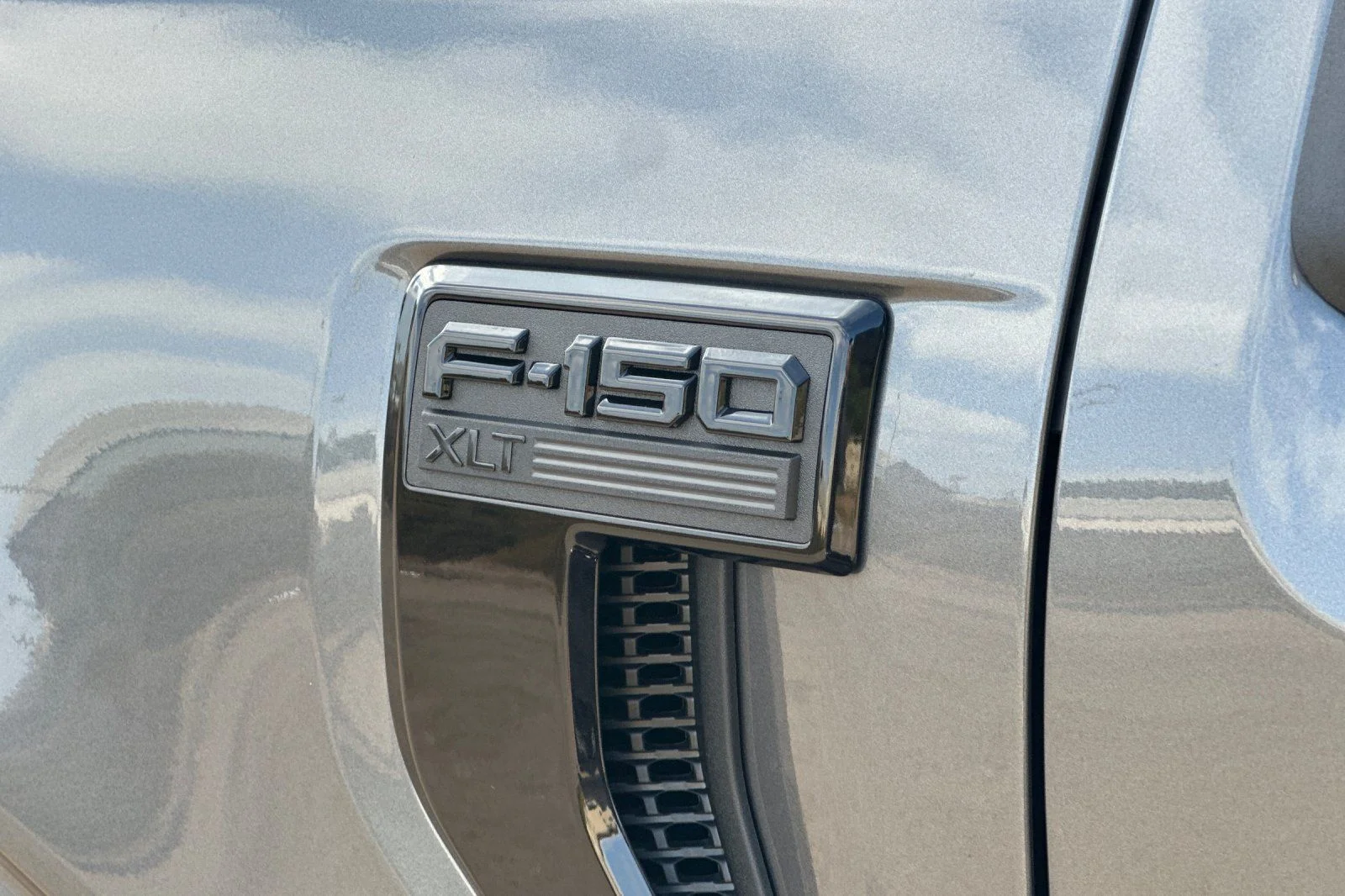 New 2026 Carbonized Gray Metallic Ford XLT image 22