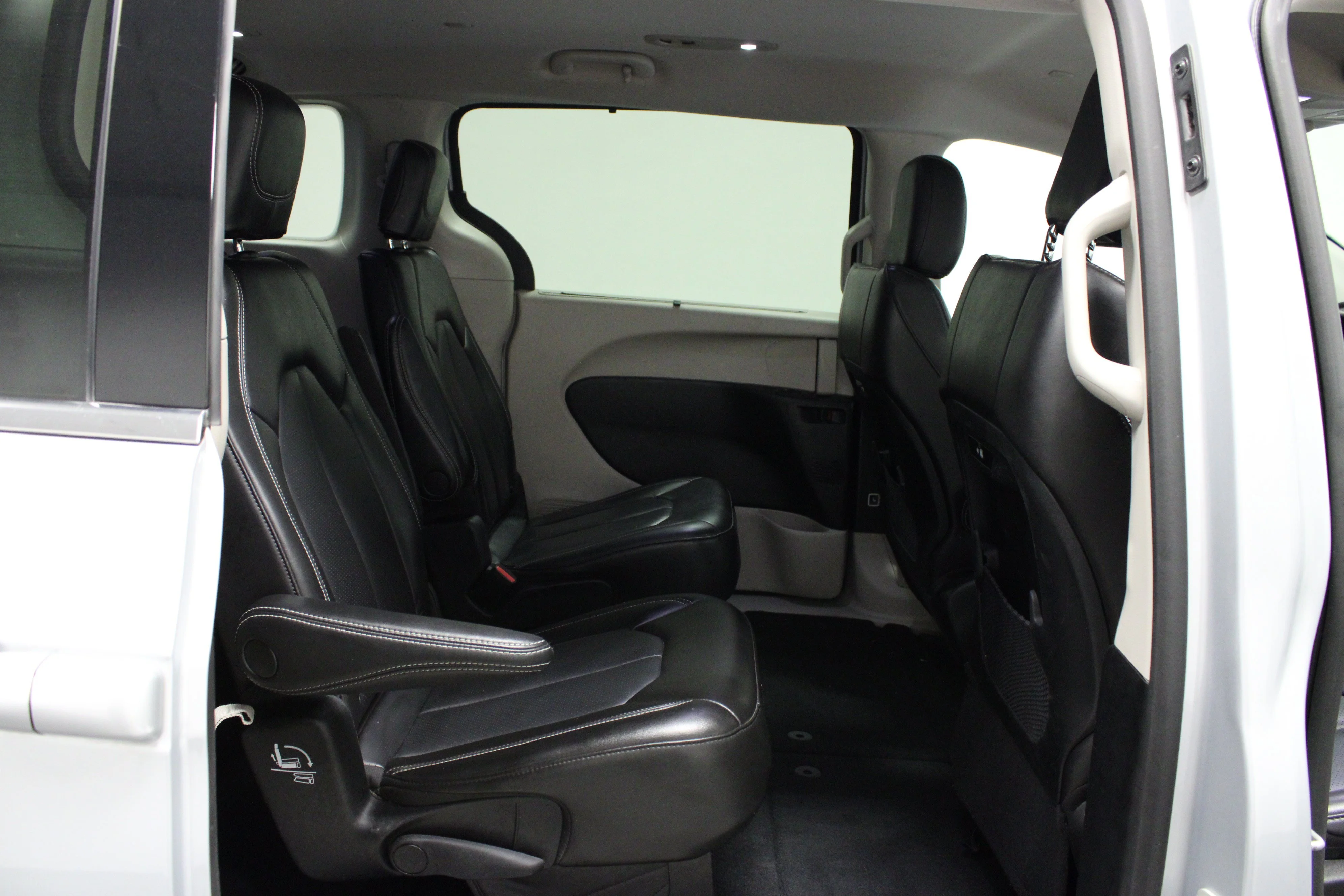 Used 2023 Silver Mist Clearcoat Chrysler Touring L image 16