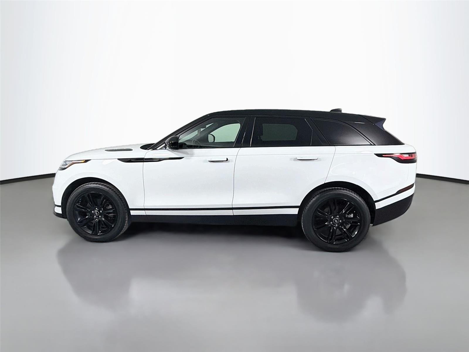Certified Used 2023 Fuji White Land Rover R-Dynamic S image 8