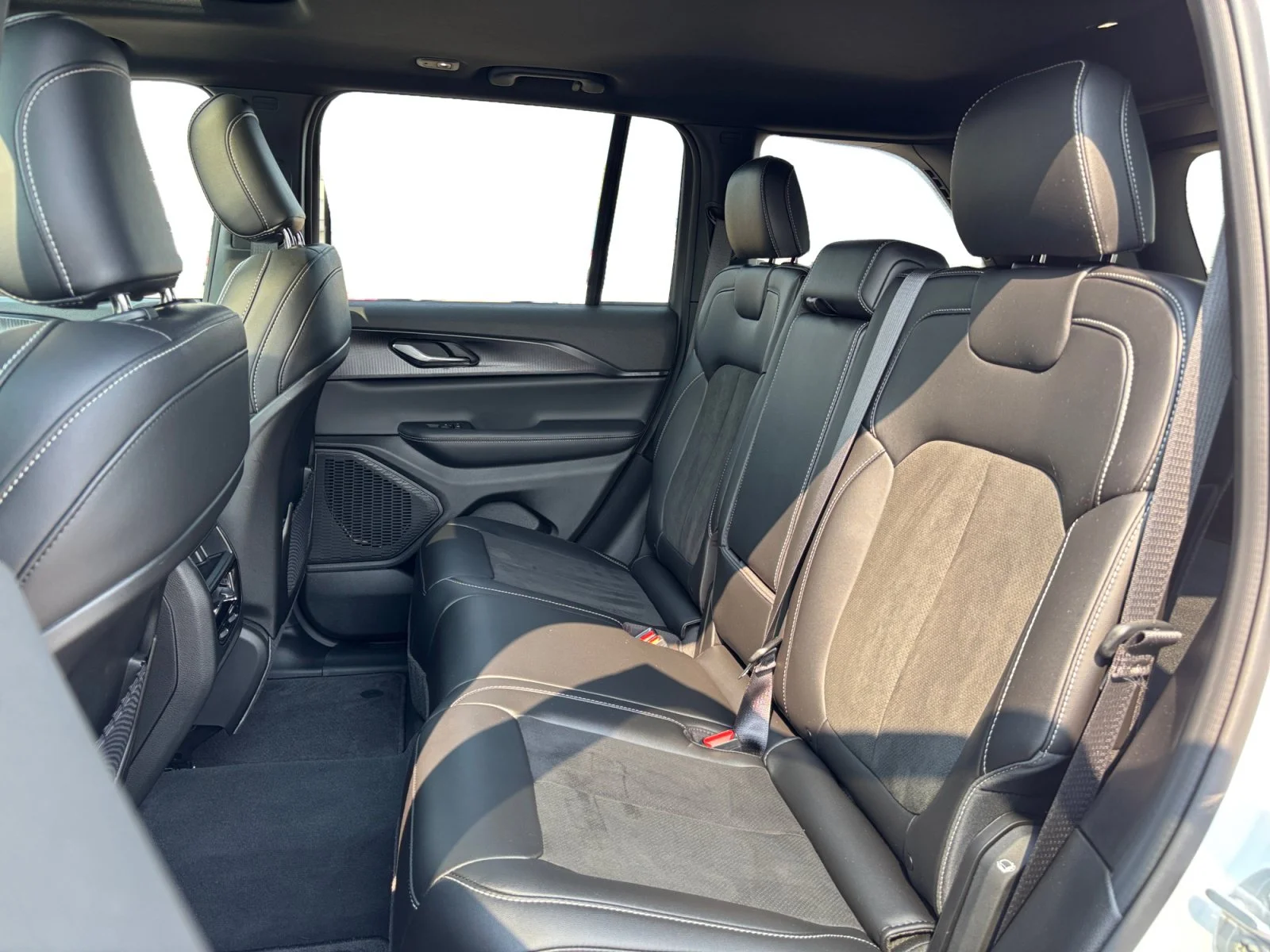 Used 2025 White Jeep Altitude image 16