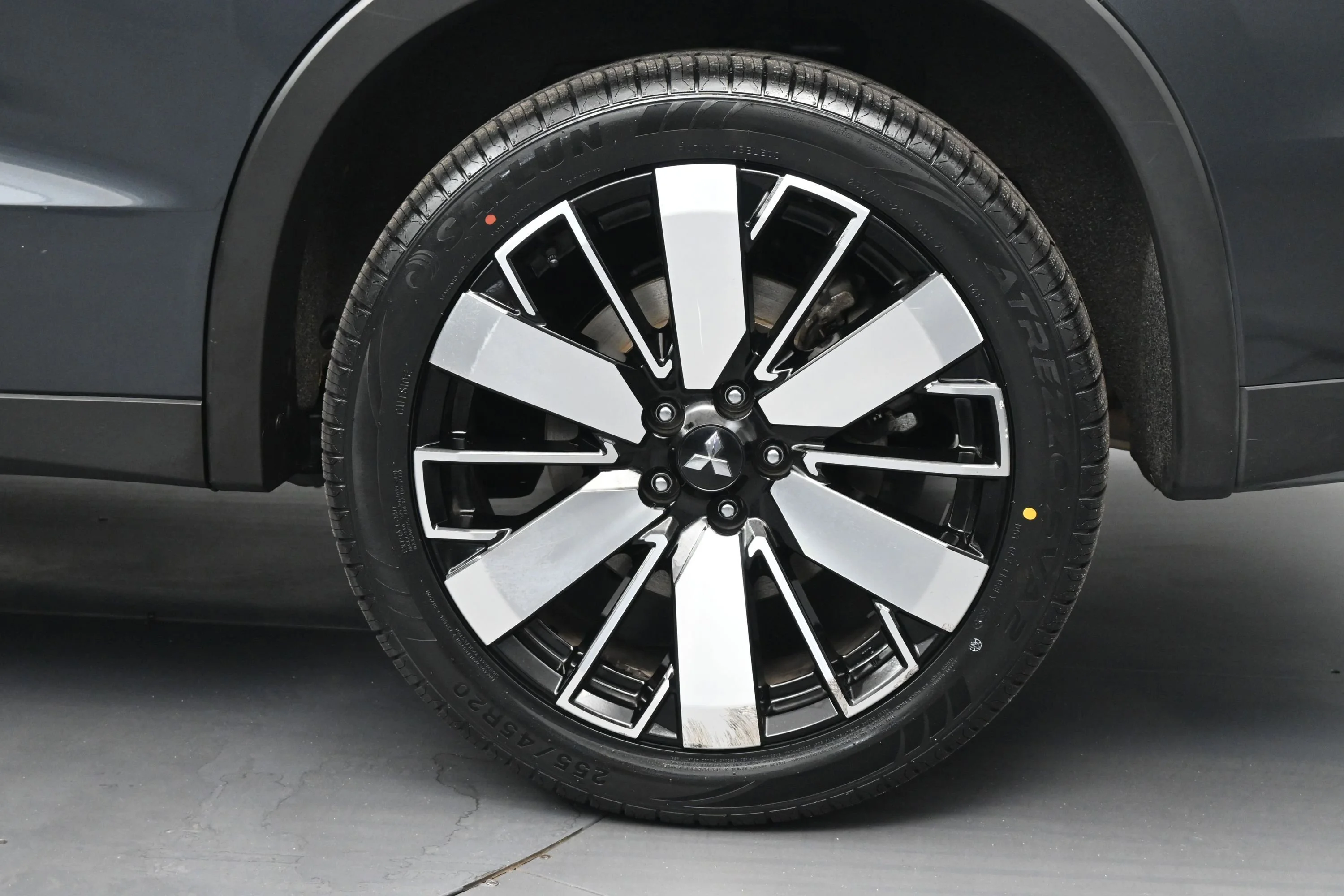 Used 2025  Mitsubishi  image 24