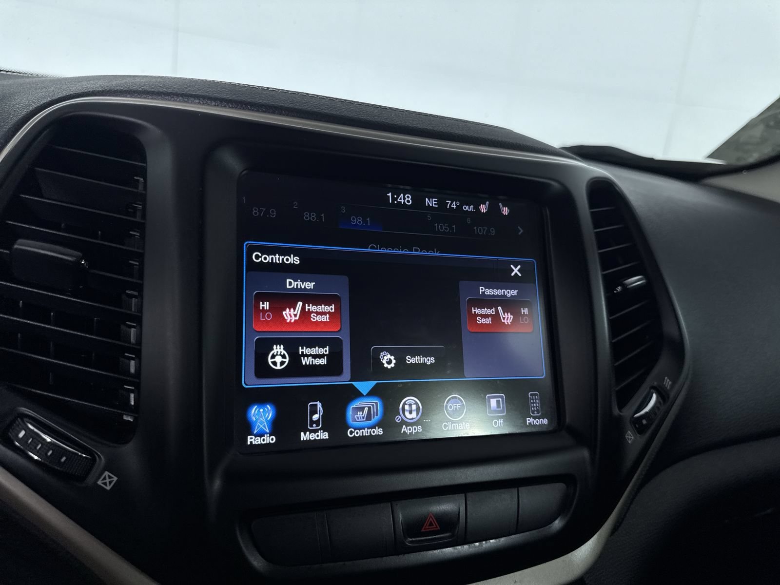 Used 2014 Eco Green Pearlcoat Jeep Latitude image 25
