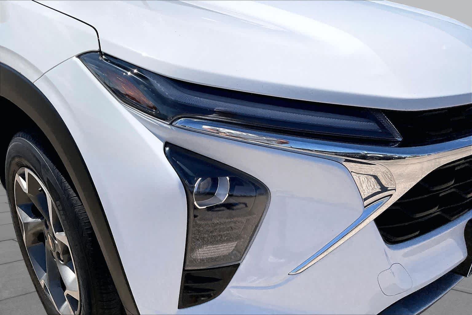 Used 2024 Summit White Chevrolet LT image 27