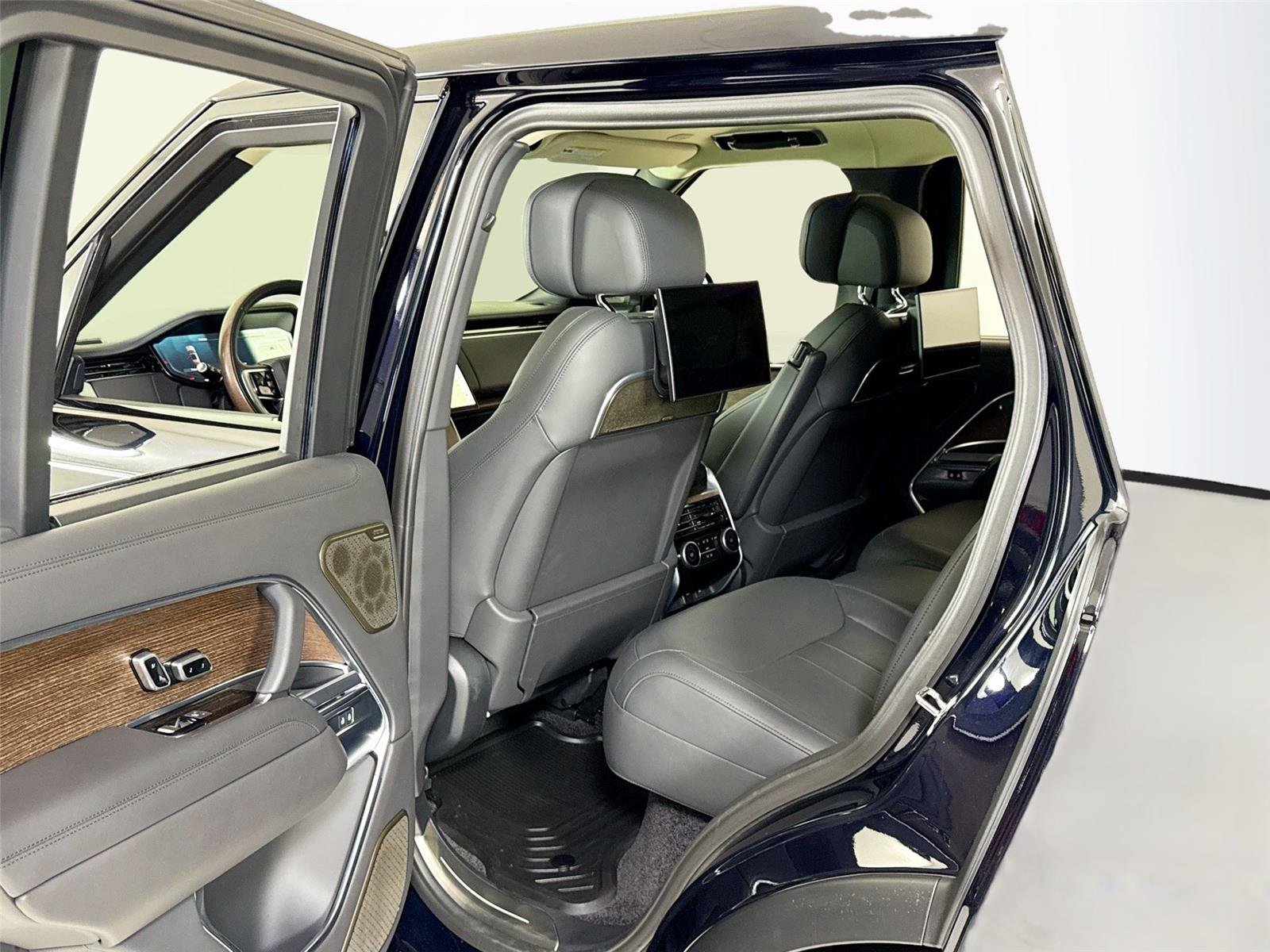 Used 2024 Ligurian Black SV Bespoke Ultra Metallic Gloss Land Rover Autobiography | Meridian 3D Sound | Rear TVs image 25