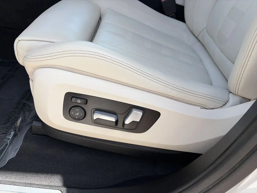 Used 2020 White BMW sDrive40i image 12